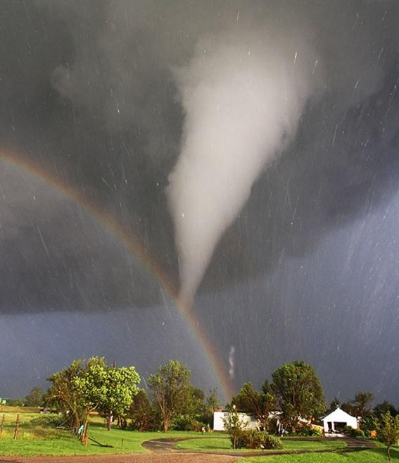 Dream Interpretation: tornado snovi ... Zašto?