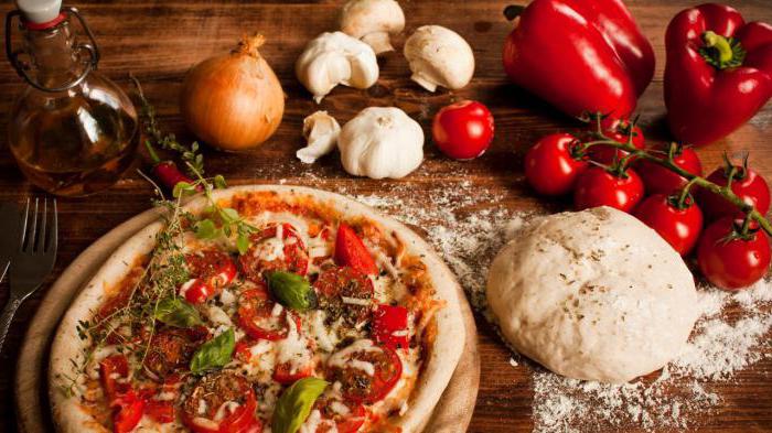 pizza s gljivama, rajčicama i sirom