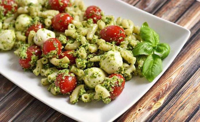 Salad caprese recept s pesto umakom