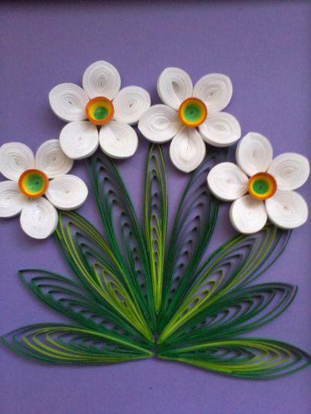 trodimenzionalnu razglednicu s cvijećem unutar vlastitih ruku 