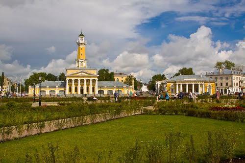 Glavni ukras Susaninskaya trgu - vatrena kula (Kostroma)