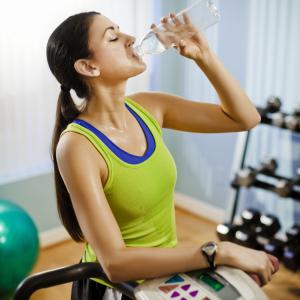 Je li moguće piti vodu tijekom treninga i kako to treba učiniti?